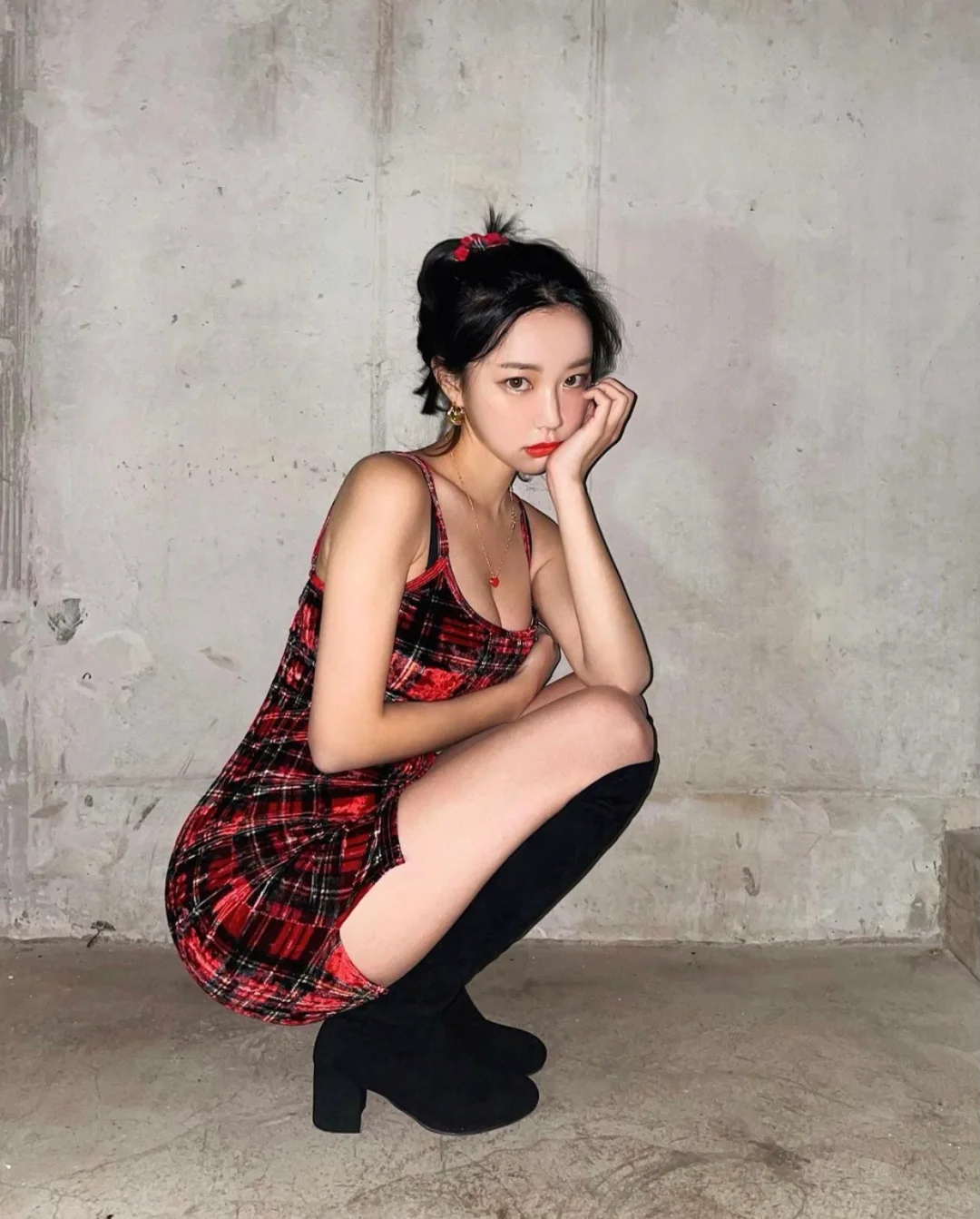 前凸后翘的小姐姐，女生也会多看几眼！