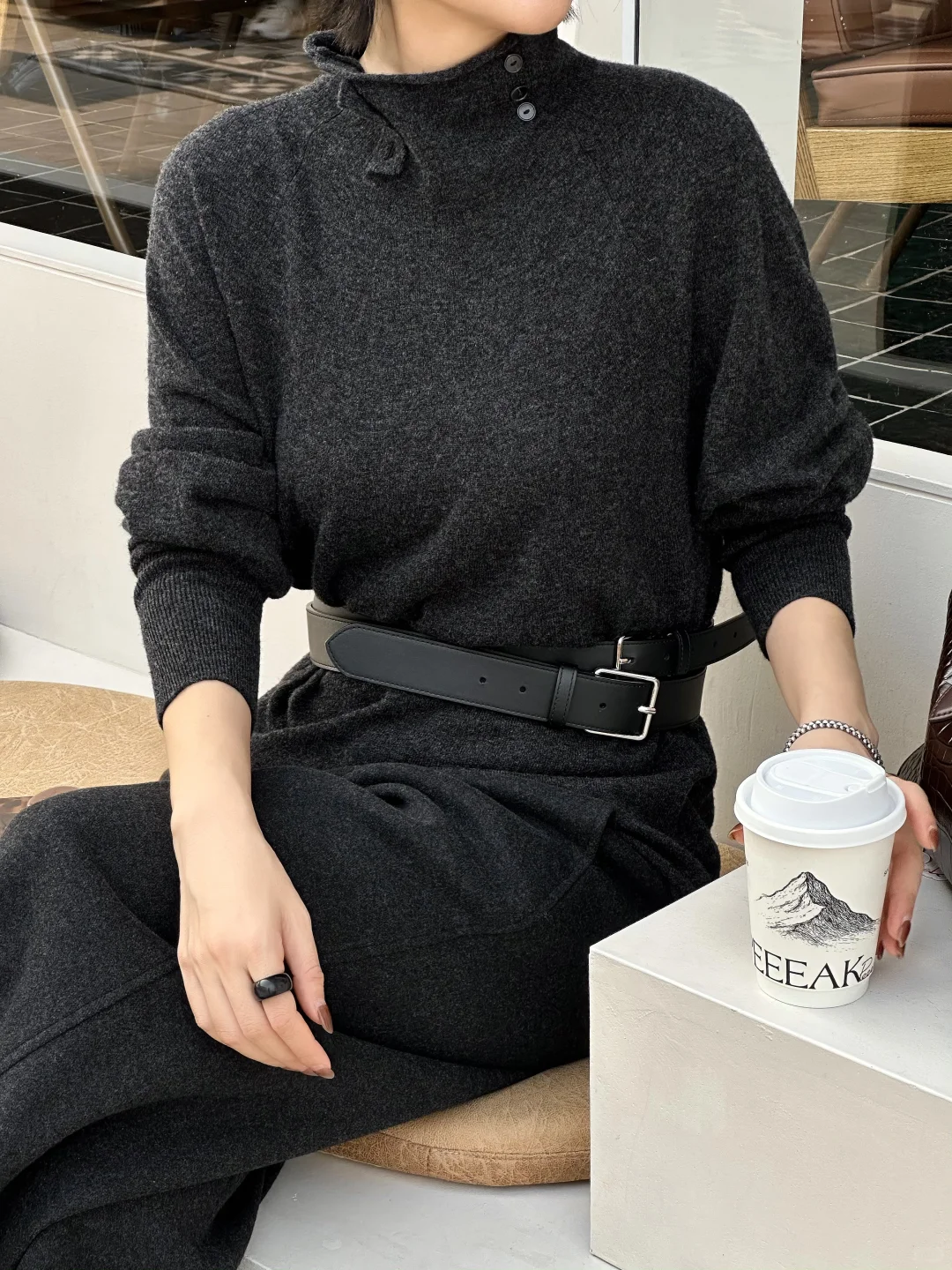 海边的风 配一身灰调刚刚好