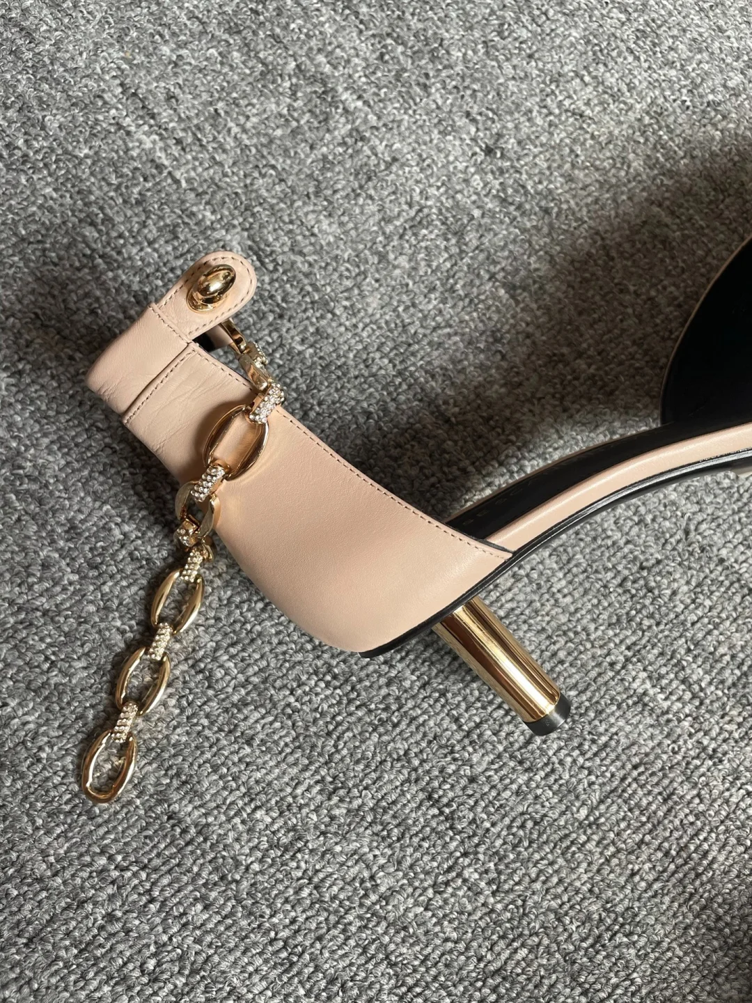 这双鞋的脚踝链直接戳中男生审美！