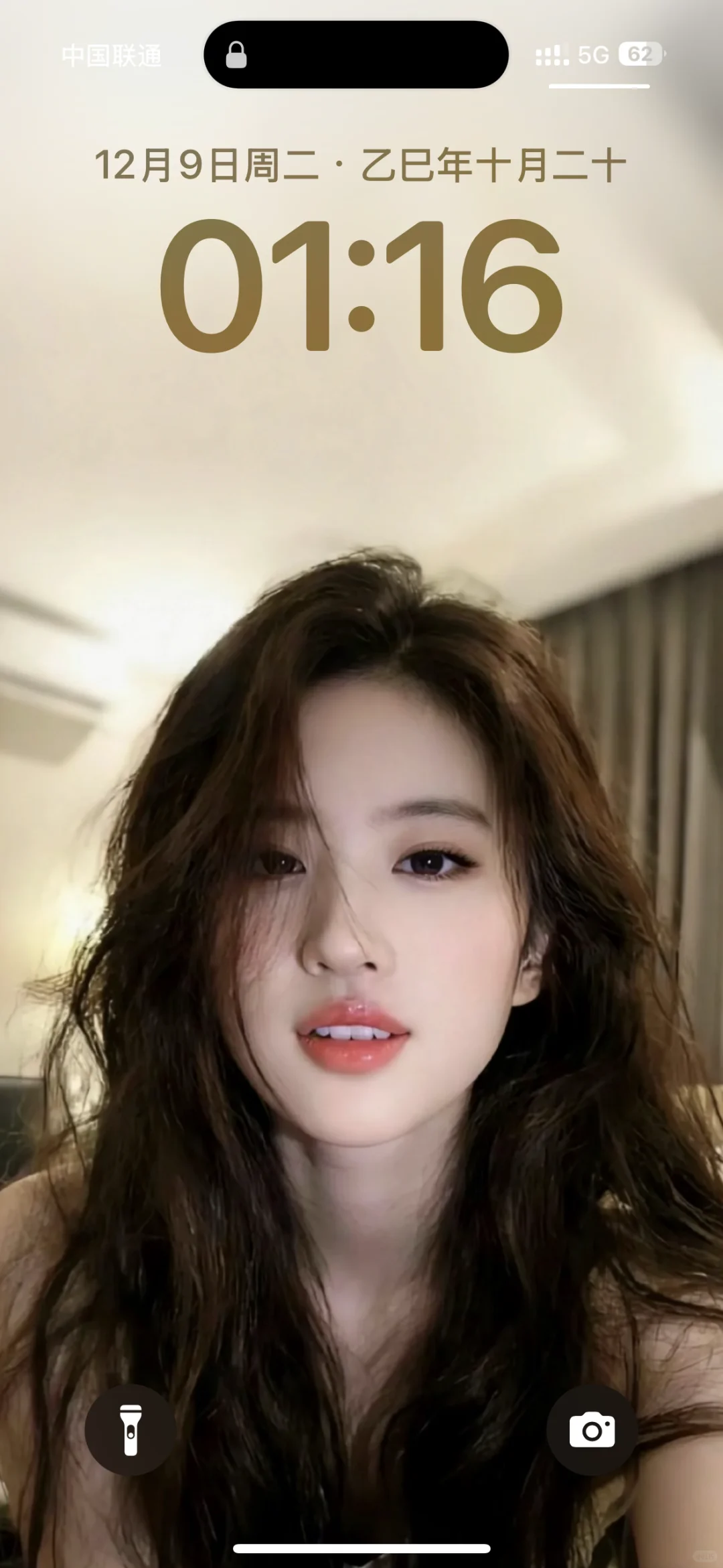 一打开手机看到美女心情就变好了