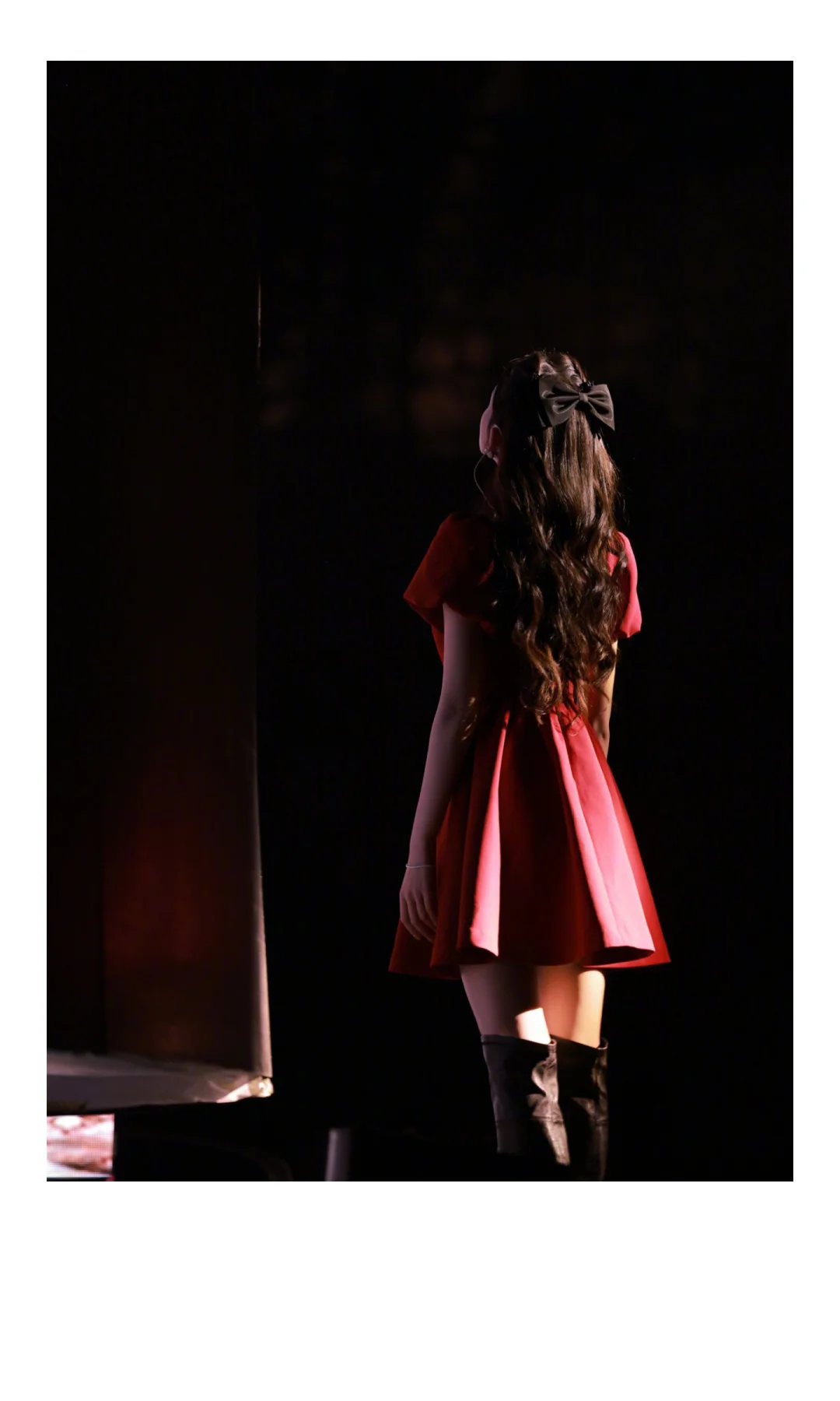 陈瑶红战袍太绝！娇艳欲滴的曲线炸裂，吸睛