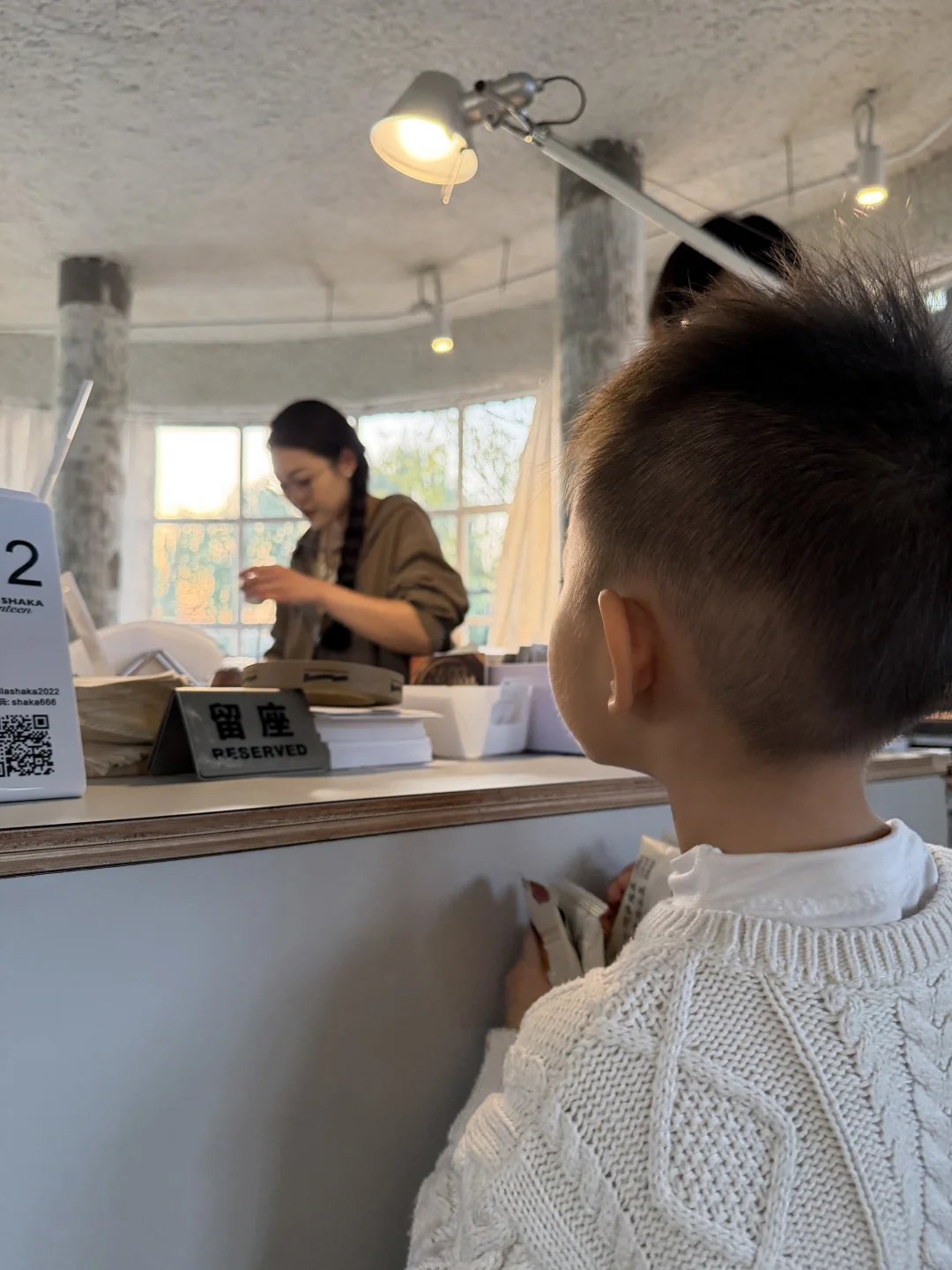 在为了沙卡第一次接受美眉抛媚眼的小孩儿哥