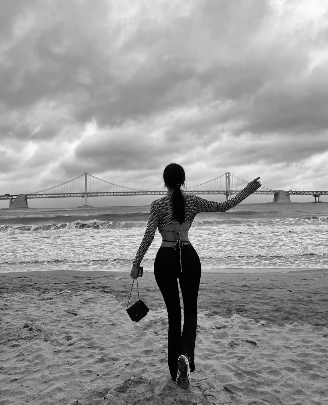 前凸后翘的小姐姐，女生也会多看几眼！