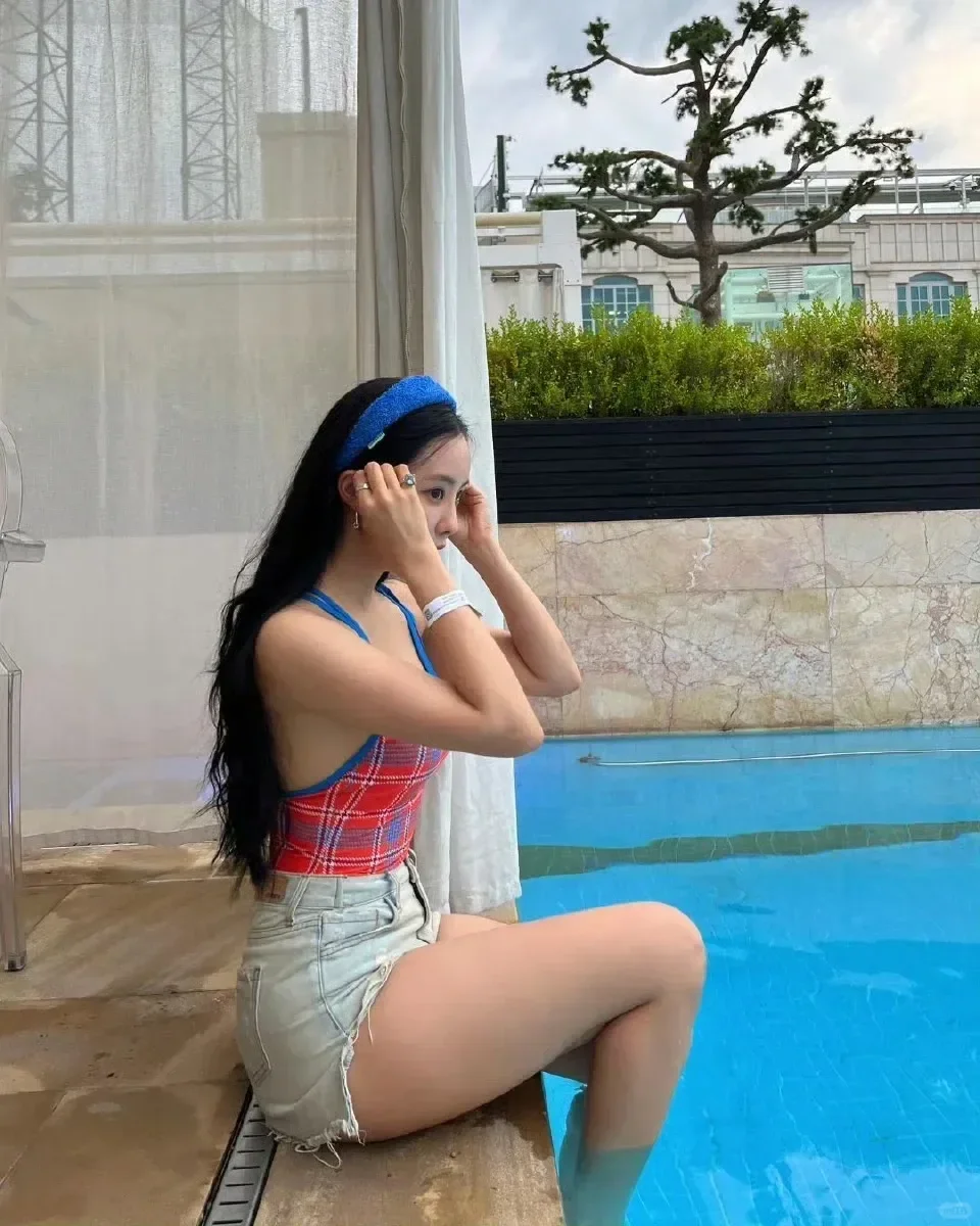 韩国人气女神朴孝敏：火辣身材，御姐范十足