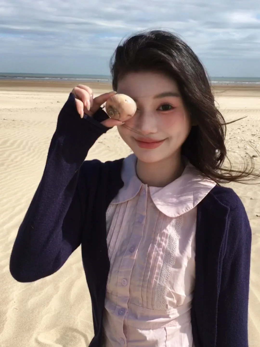 是在海边拾贝壳🐚