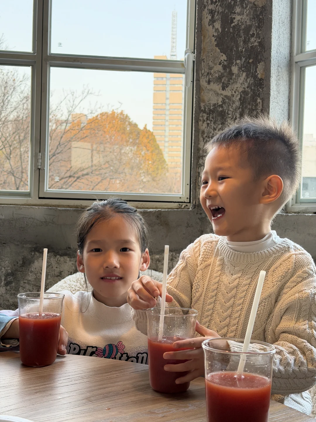 在为了沙卡第一次接受美眉抛媚眼的小孩儿哥