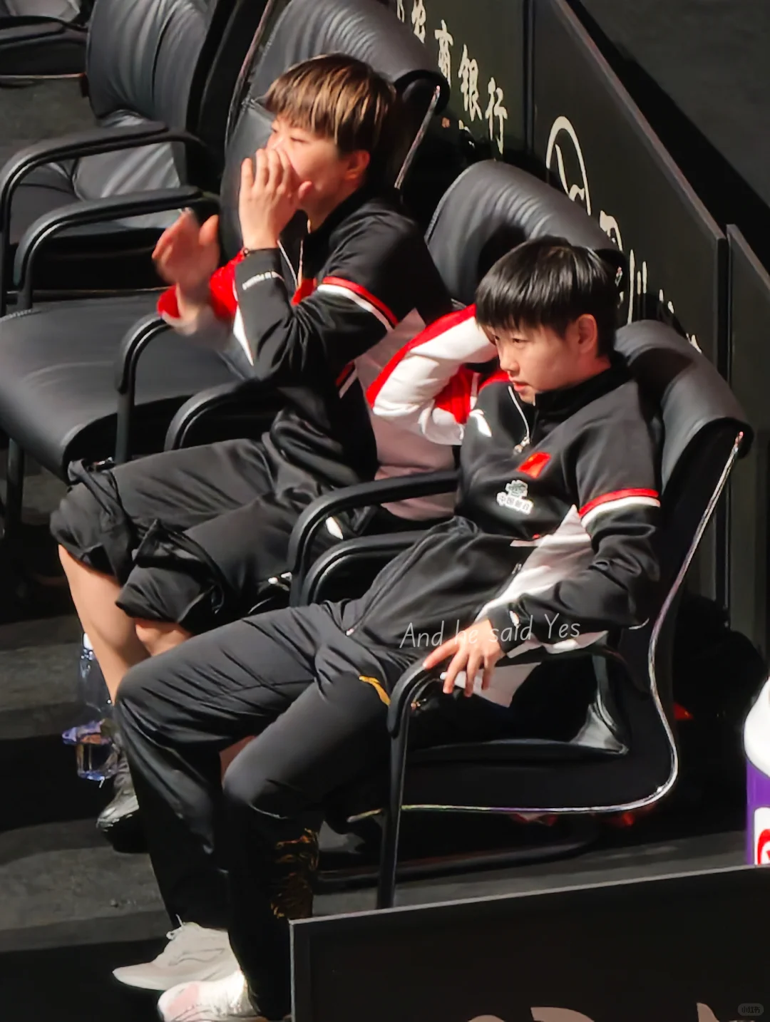 两个漂亮小孩儿