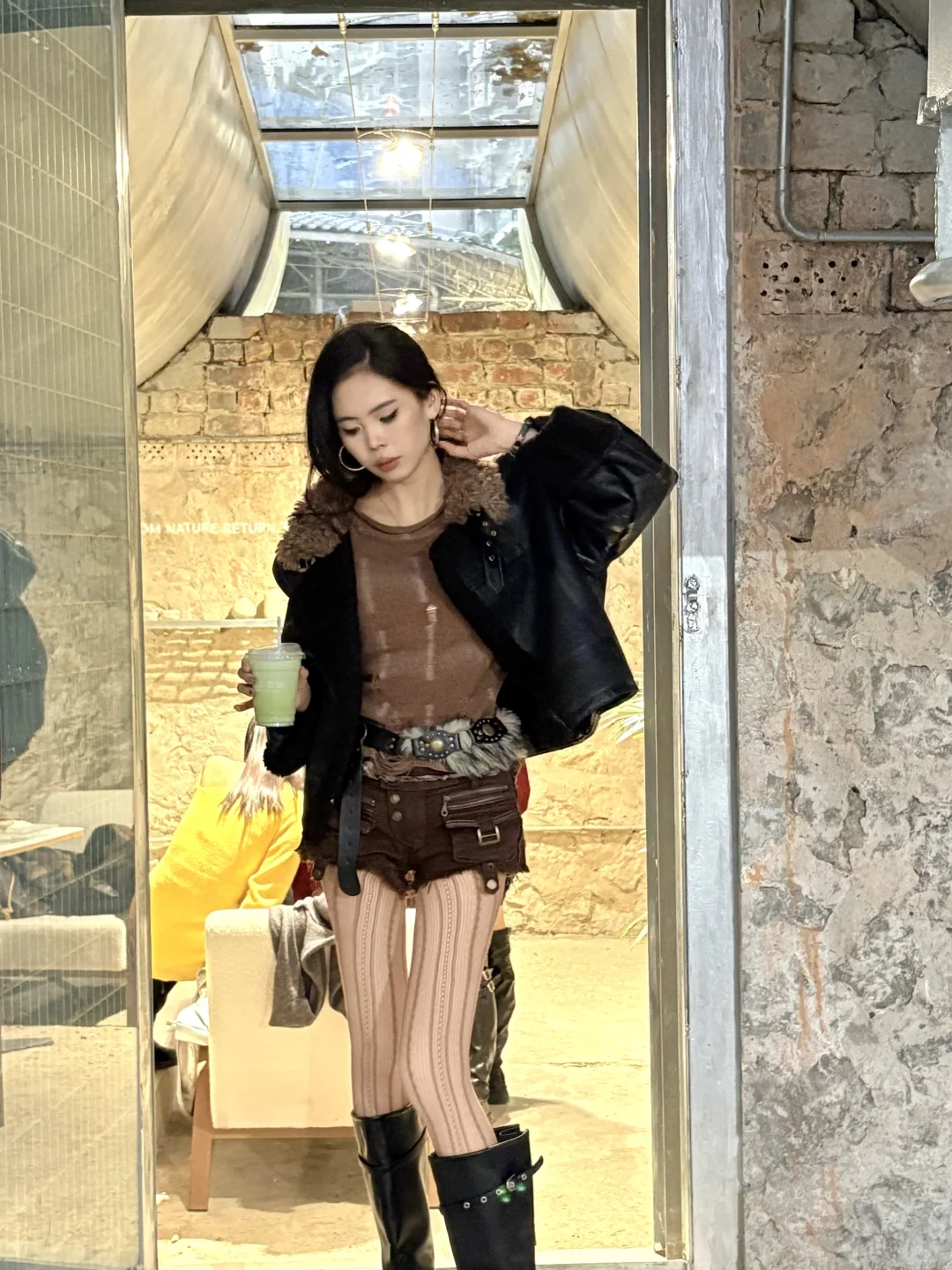 辣妹都给我去学这个咖啡店拍照姿势❗