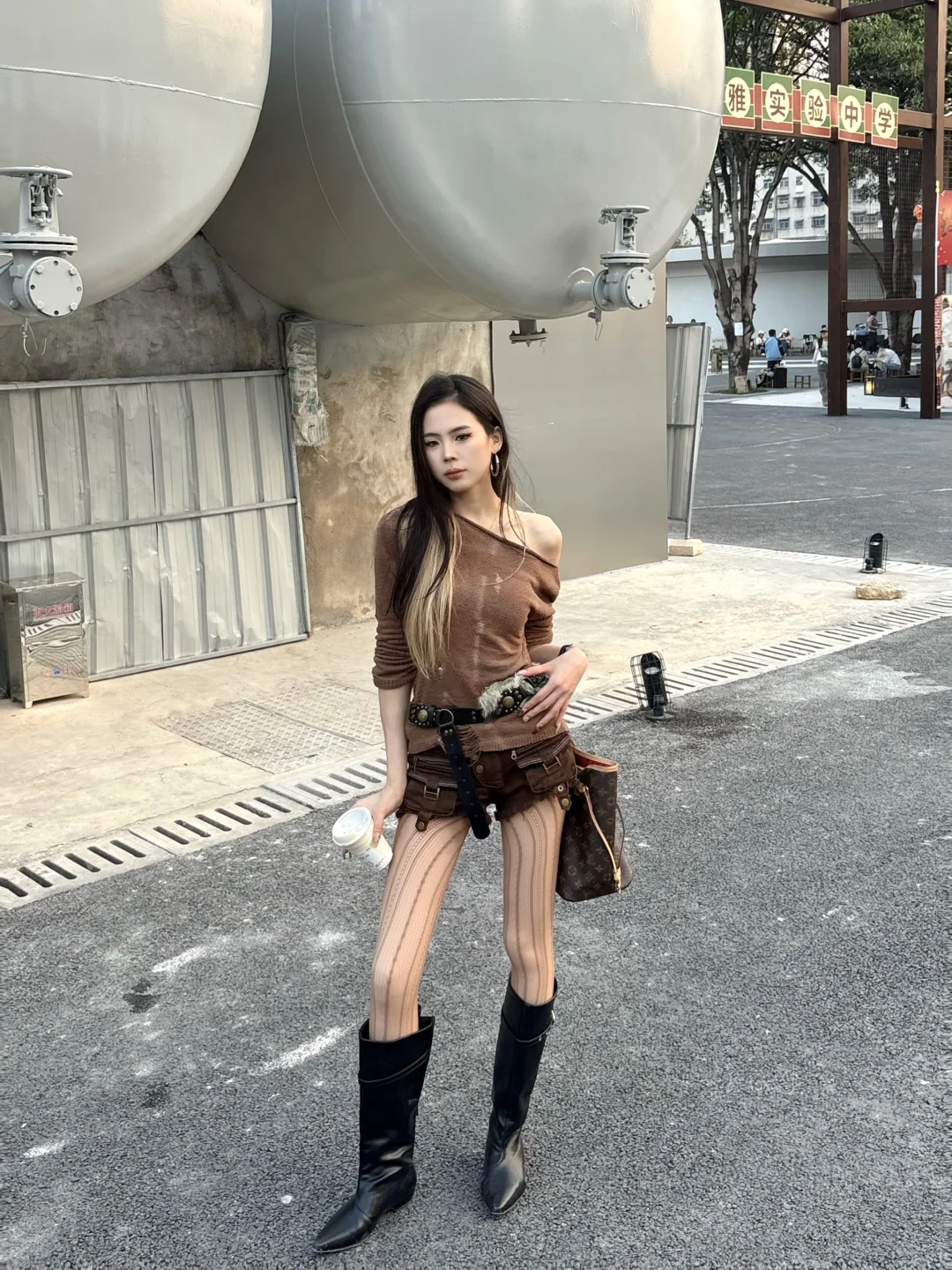 辣妹都给我去学这个咖啡店拍照姿势❗