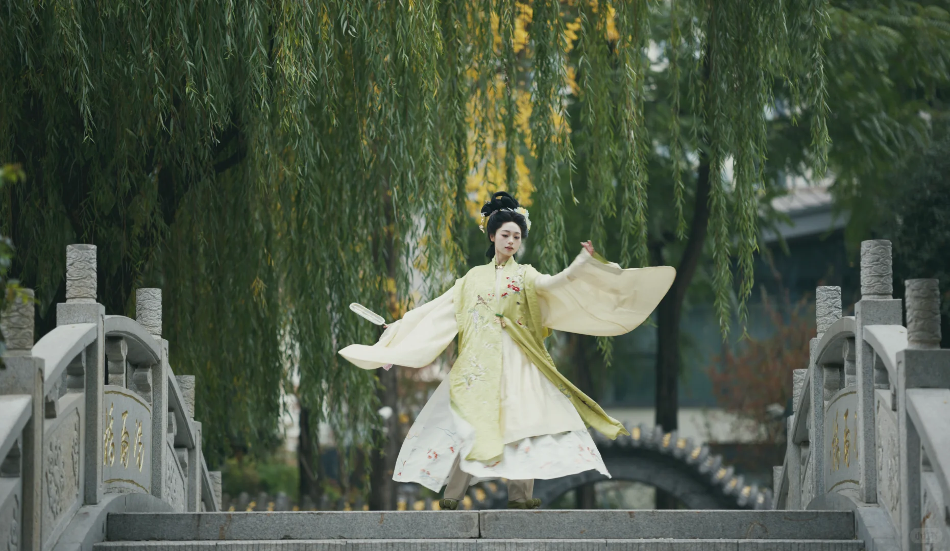 一群老登拍嫩模