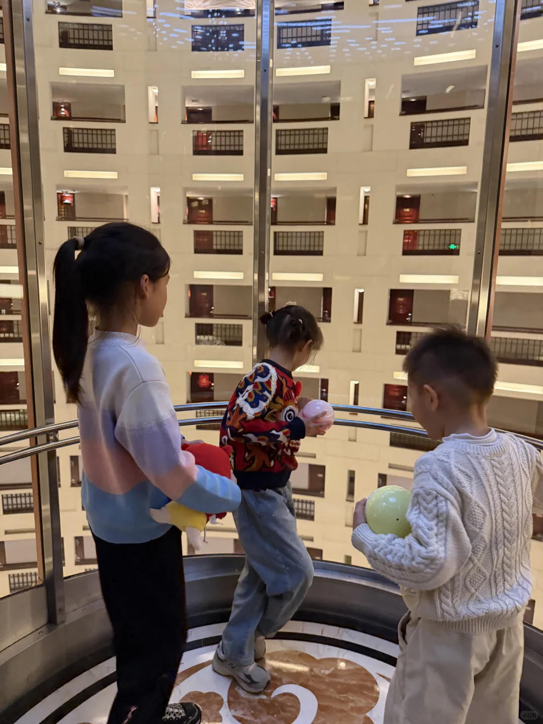 在为了沙卡第一次接受美眉抛媚眼的小孩儿哥