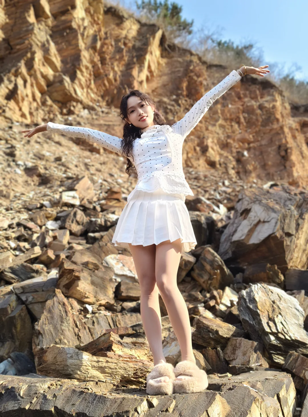 穿丝袜爬山，把山路走成自己的T台～