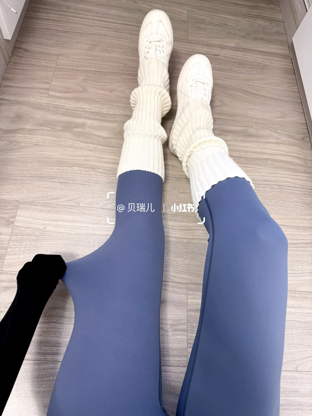 绝了❗️💙🤍这条普鲁士蓝瑜伽裤配白色袜套🤩