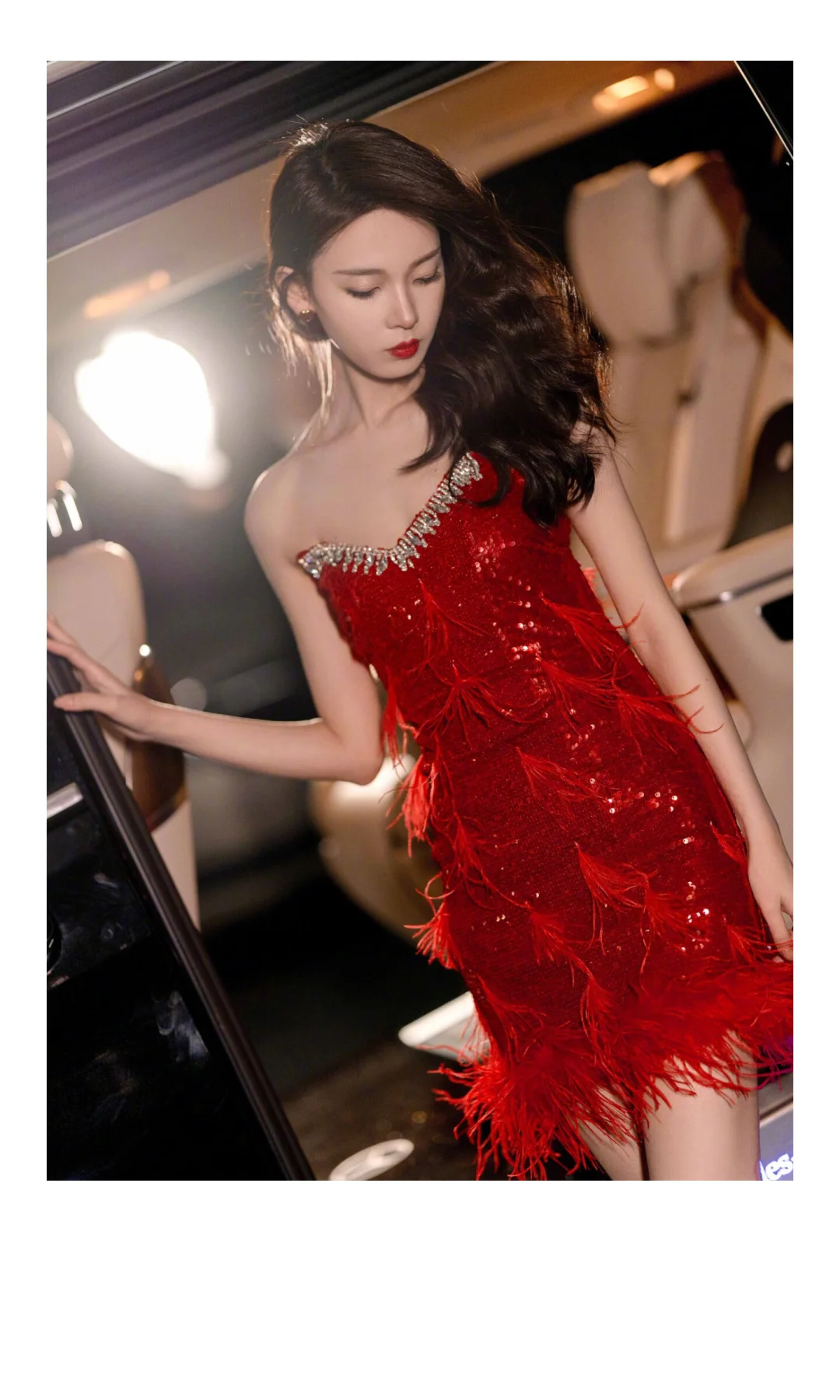 陈瑶红战袍太绝！娇艳欲滴的曲线炸裂，吸睛