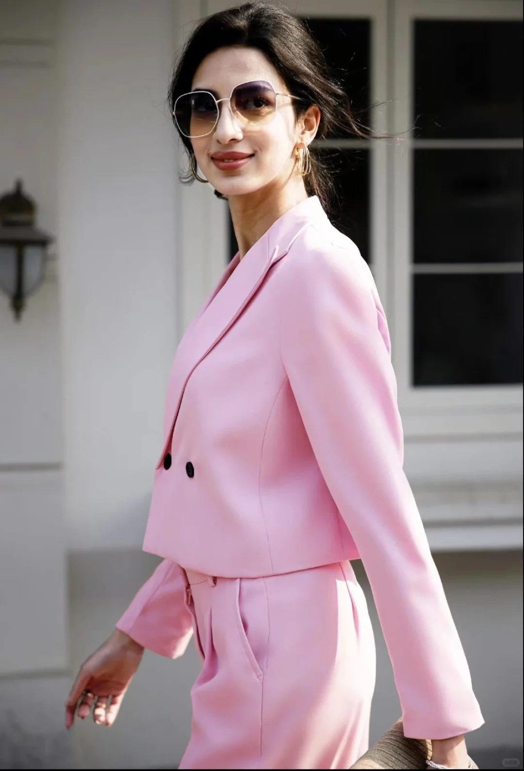 给你们看看我刚签的美女模特，打多少分