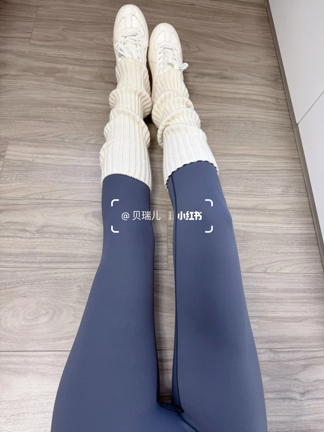 绝了❗️💙🤍这条普鲁士蓝瑜伽裤配白色袜套🤩