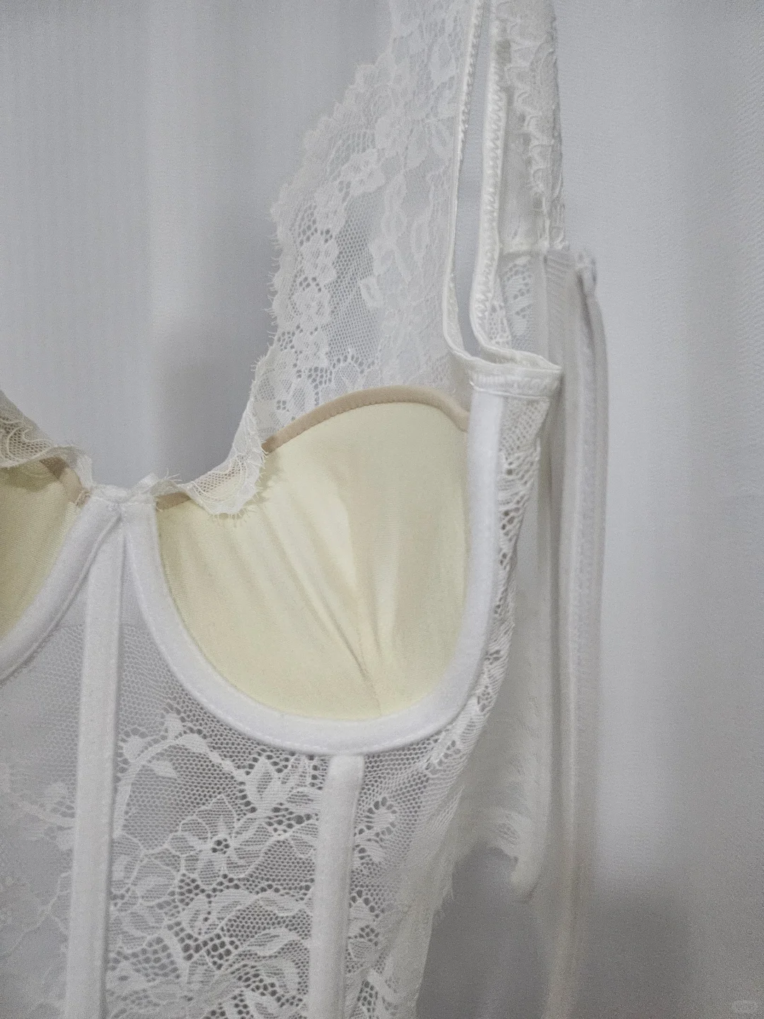 来啰来啰，适合辣妹的纯欲蕾丝鱼骨胸衣来啰