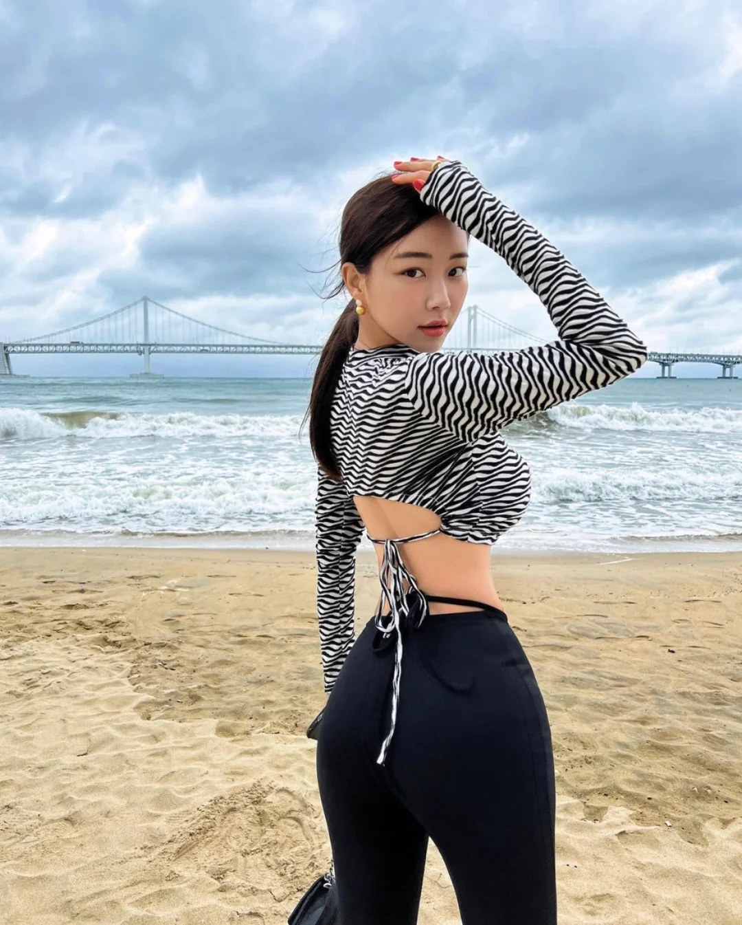 前凸后翘的小姐姐，女生也会多看几眼！