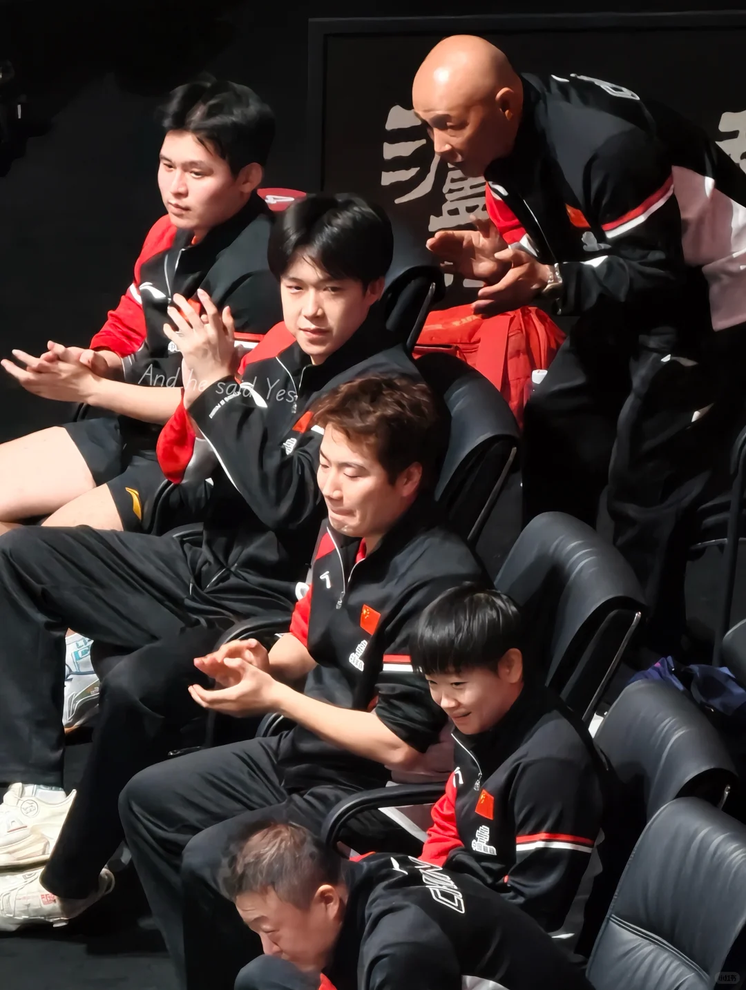 两个漂亮小孩儿