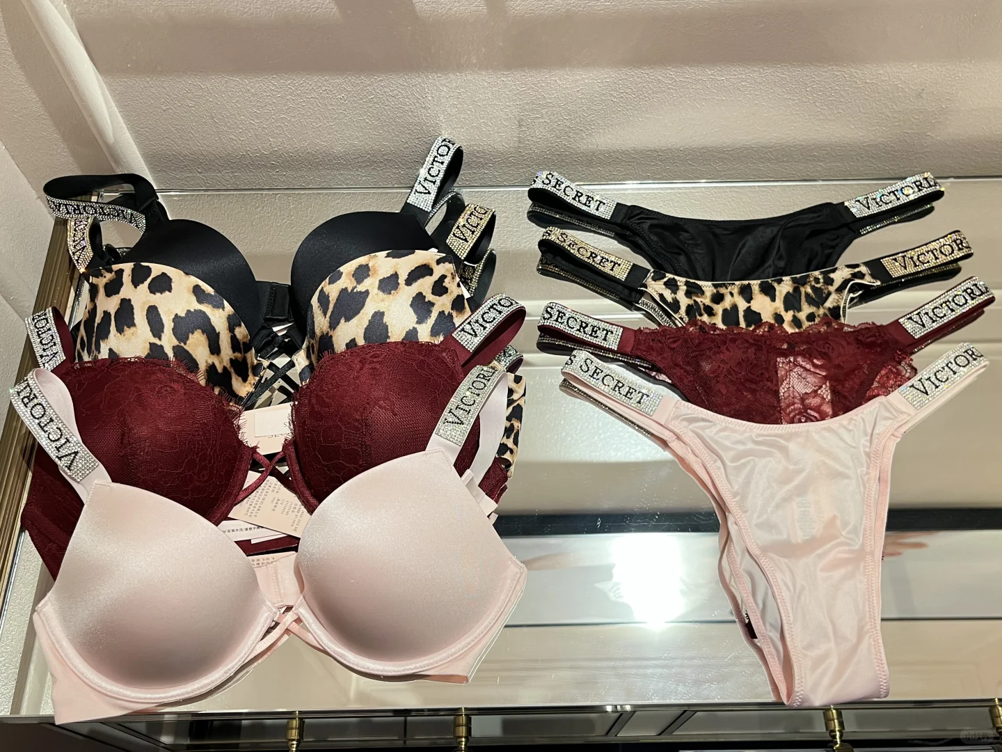 Victoria’s Secret |斜肩上衣氛围感的神