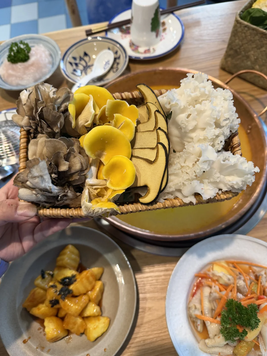 来这里吃一口酸菜火锅，一秒穿越云南！