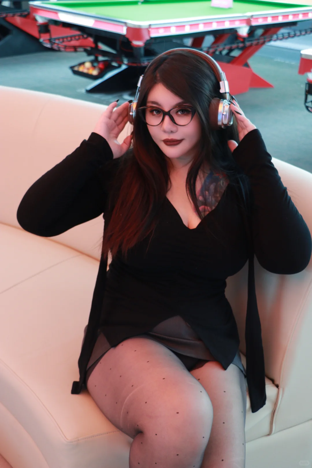 光影下的曲线美学｜微胖辣妹写真实录