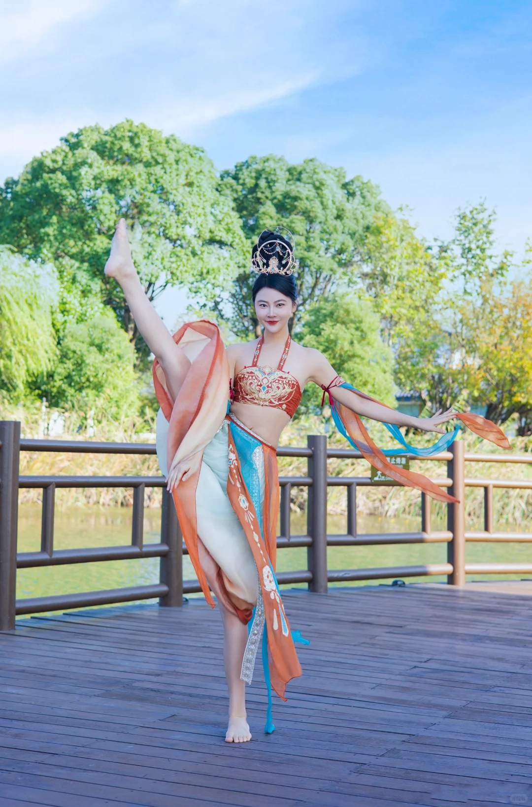 亚洲小姐全球总冠军，模特及演员-吴丹