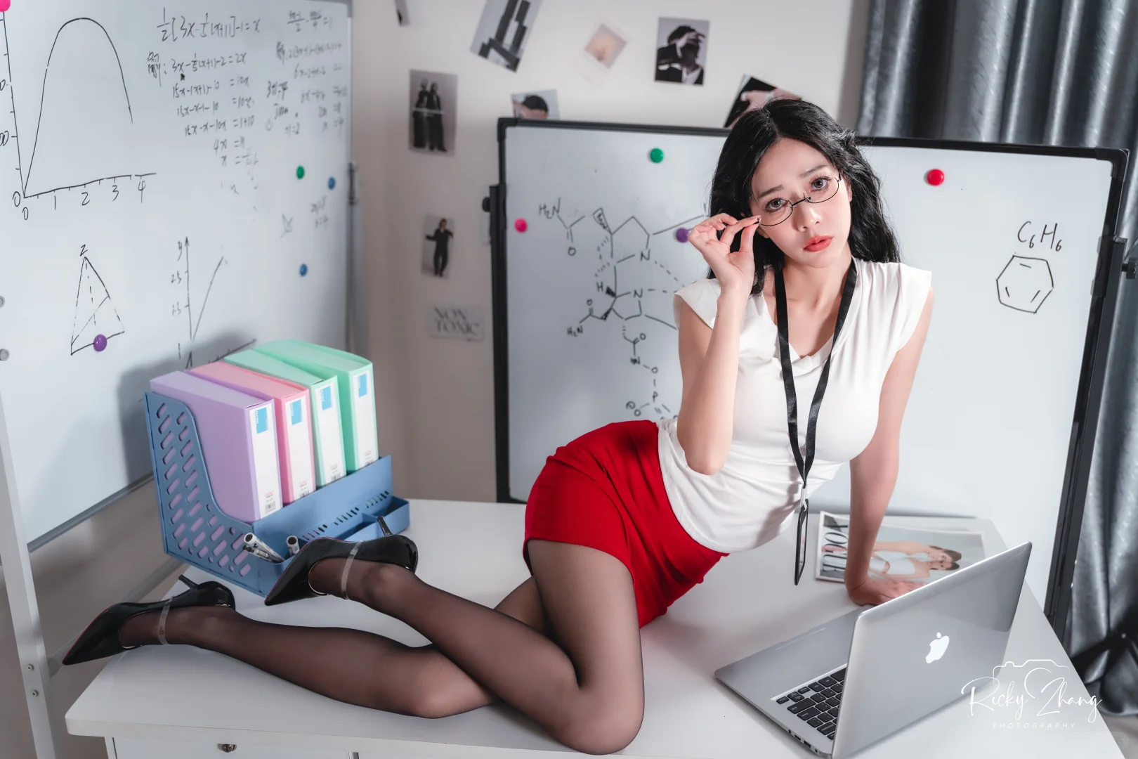 办公室氛围感写真|5㎡空间拍出职场OL