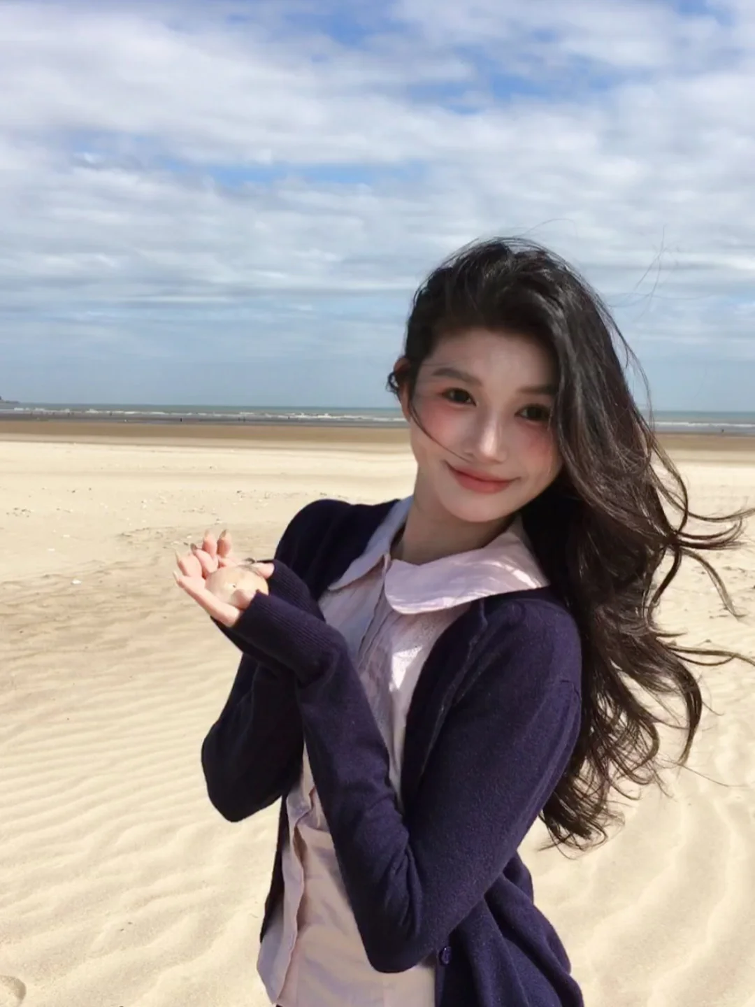 是在海边拾贝壳🐚