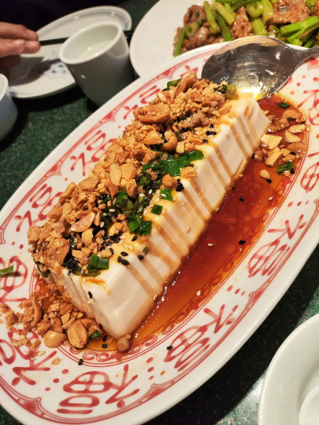 肉丝炒蜇皮和跑地蛤蜊鸡，哪个更合你胃口？