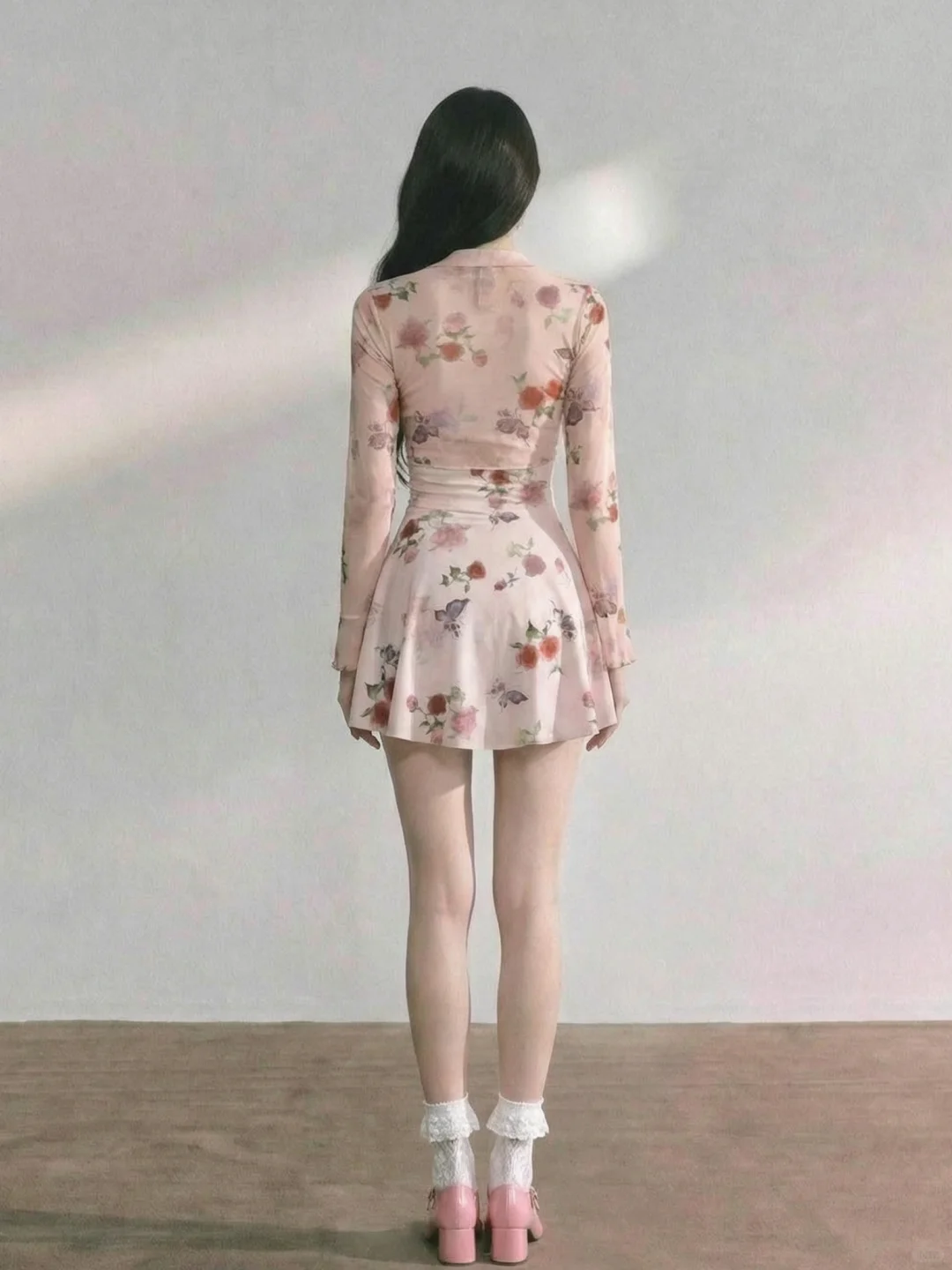 粉花泳衣把 “易碎感美女” 焊身上了🌸