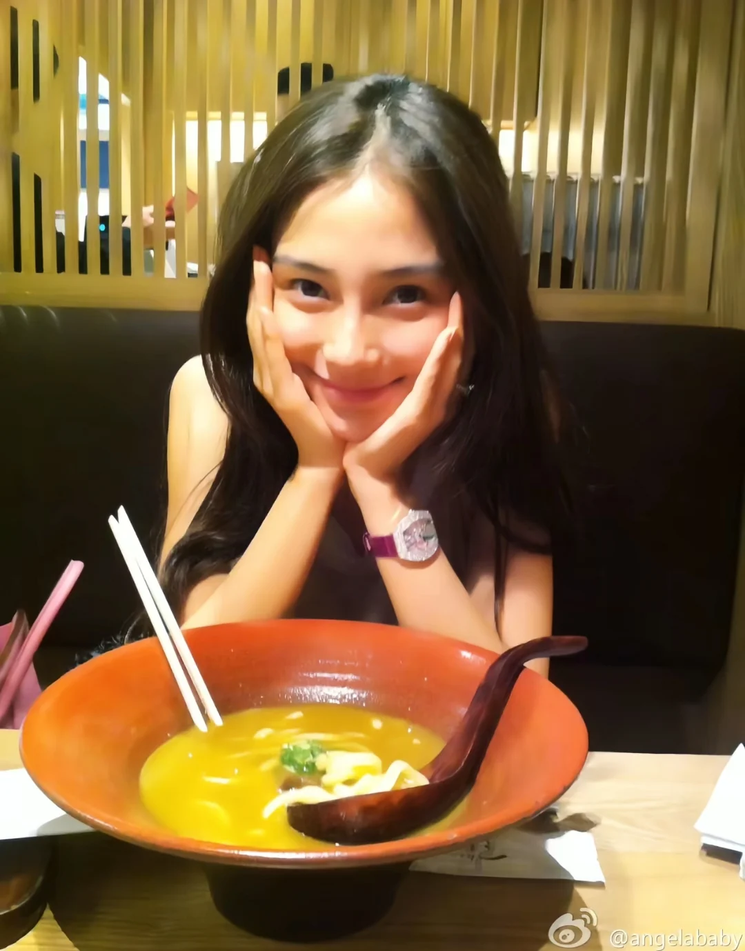 杨颖早期嫩模照封神！这才是天然混血神颜吧