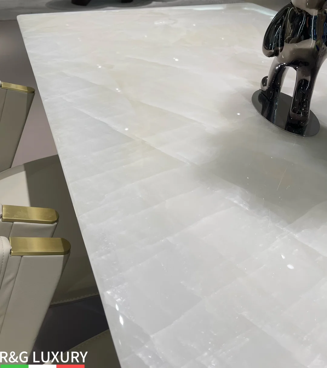 我妈说，自从买了这张餐桌厨房多了我的身影