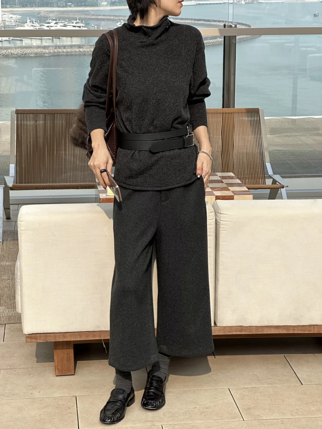 海边的风 配一身灰调刚刚好