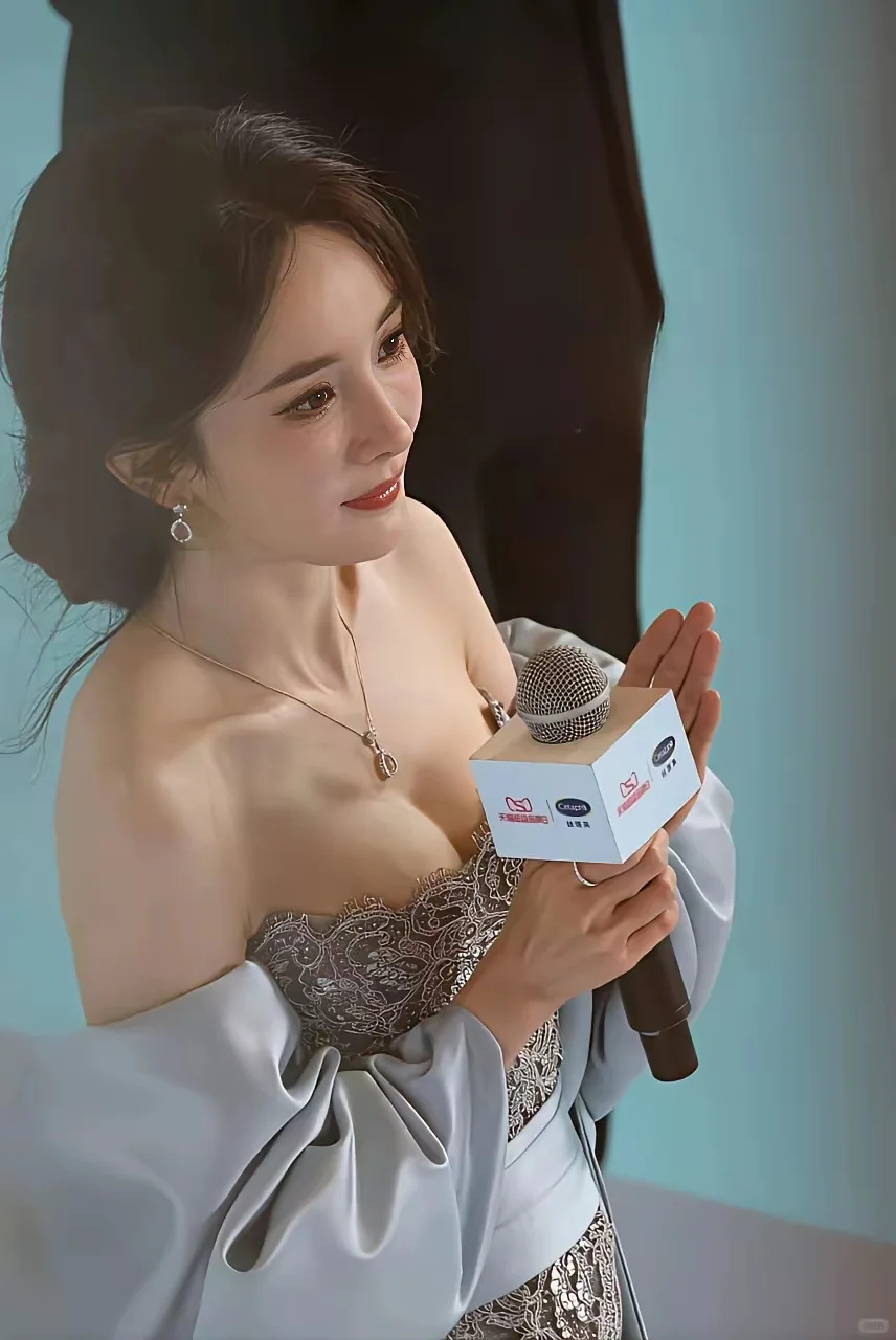 杨幂，大幂幂，名符其实，御姐风！❤