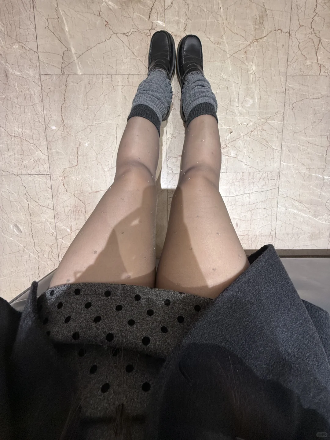 带闪闪波点的丝袜有点好看