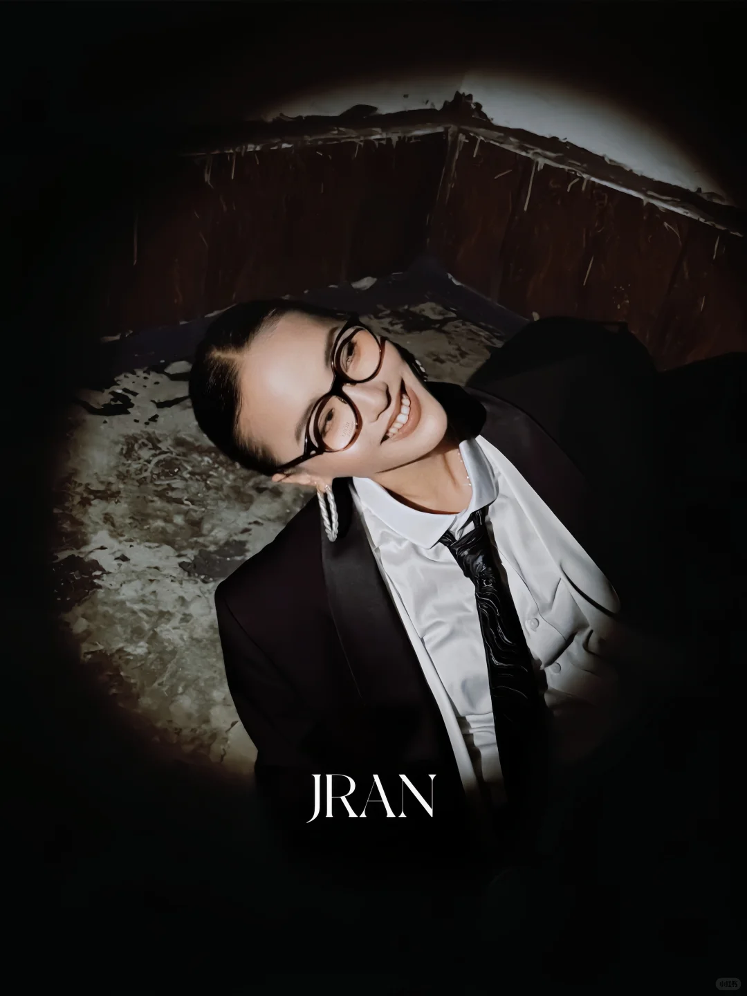 在天台拍一组“杂志封面”