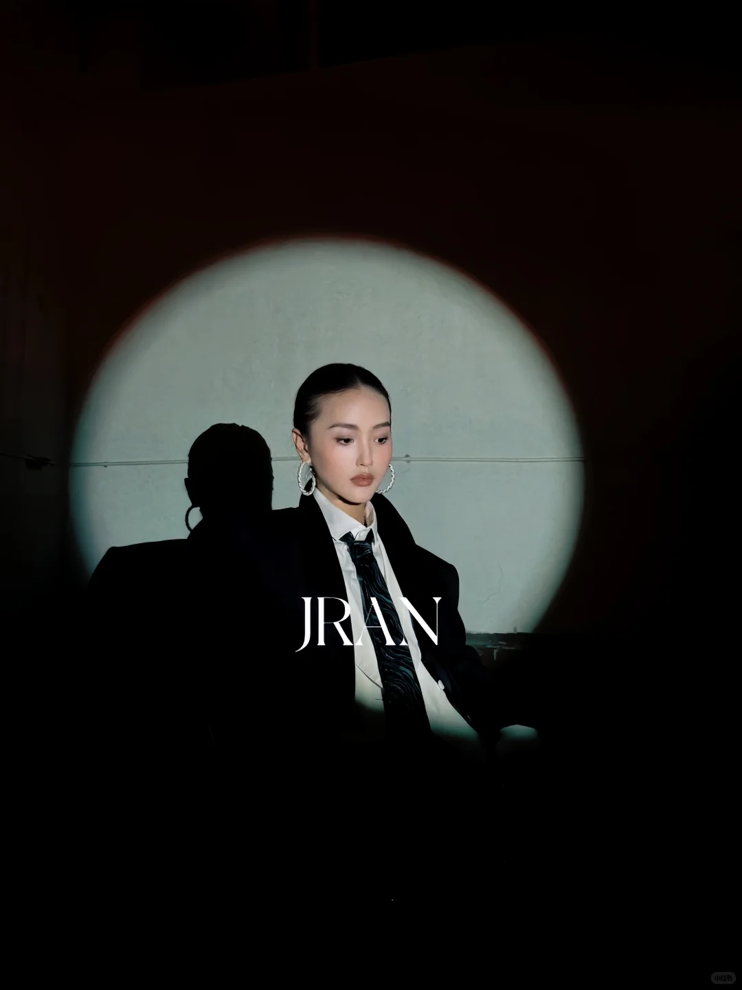 在天台拍一组“杂志封面”