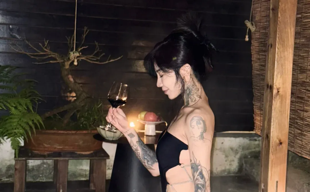 替姐妹們試了這件傳說中綁成五花肉的泳衣🫣