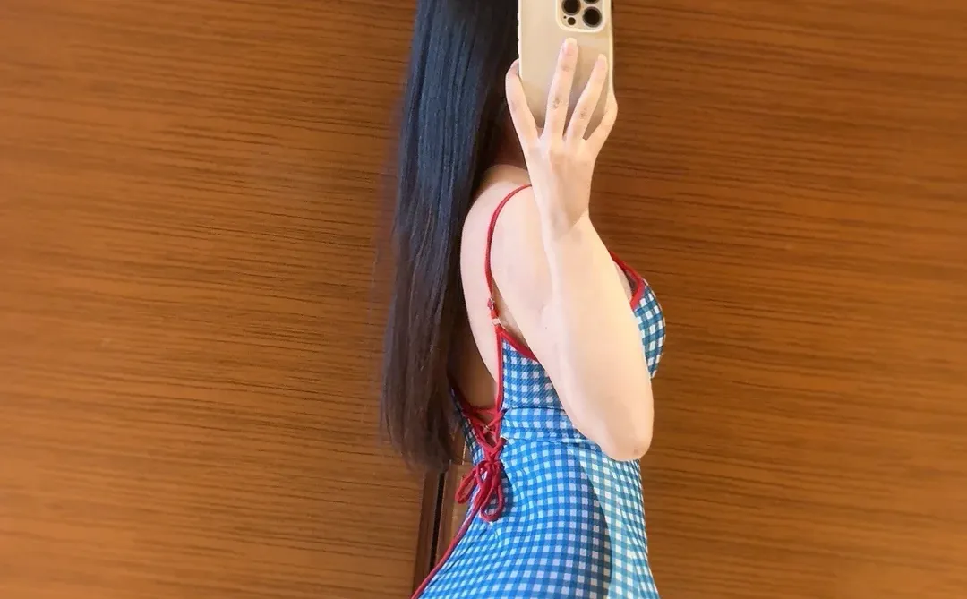 这件泳衣谁拍谁好看！蓝蓝的