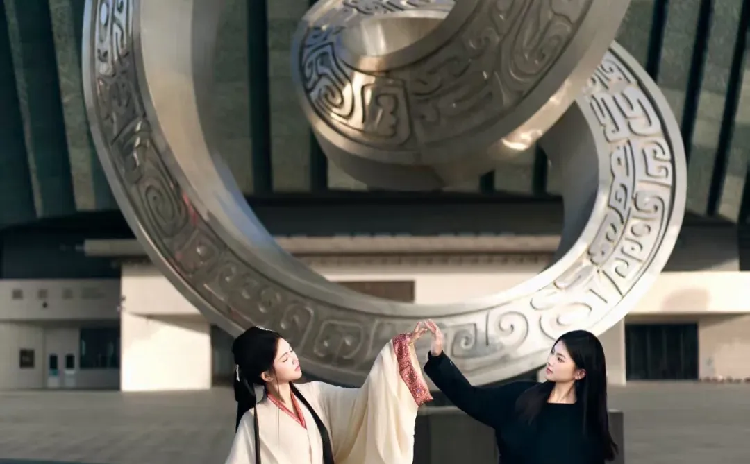 “前世之影，今生之念，穿越千年，只为重逢”