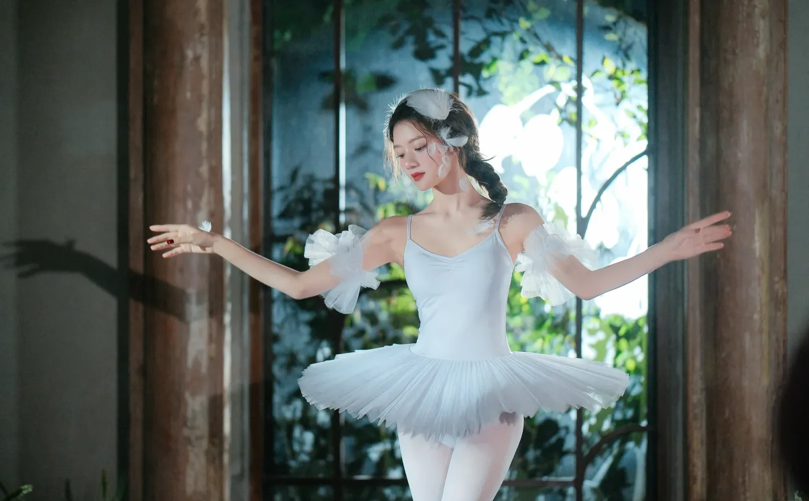 任敏白丝美腿穿搭，清纯甜美