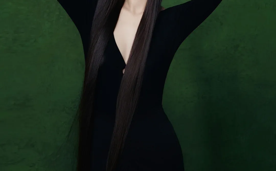 该怎么形容这种美呢｜ 像百花撞了春风