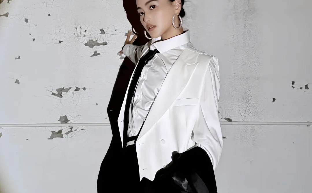 在天台拍一组“杂志封面”