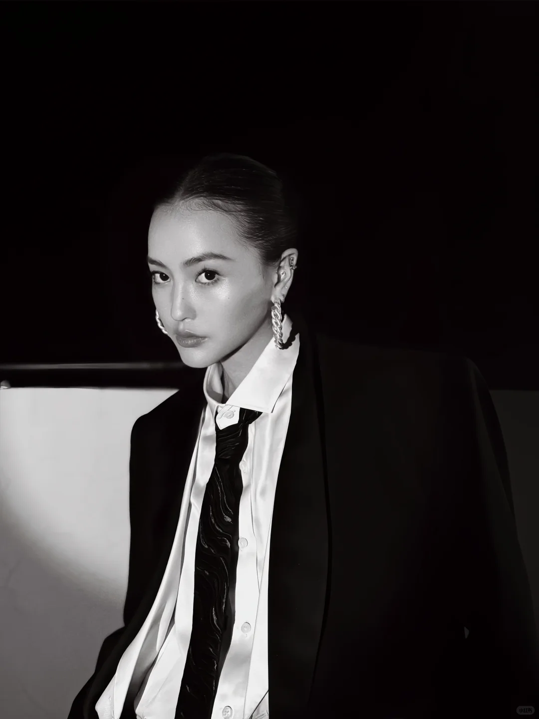 在天台拍一组“杂志封面”