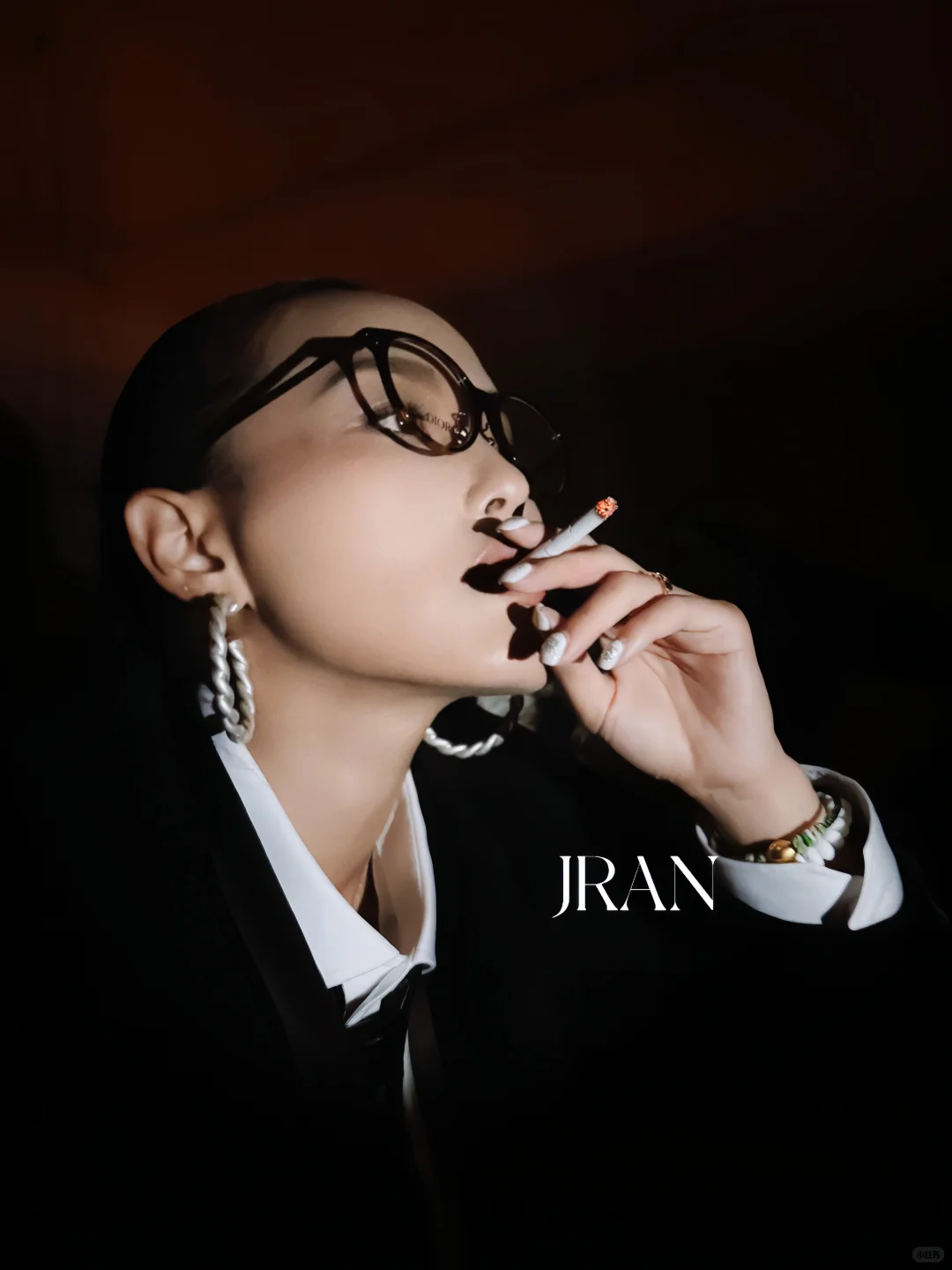 在天台拍一组“杂志封面”