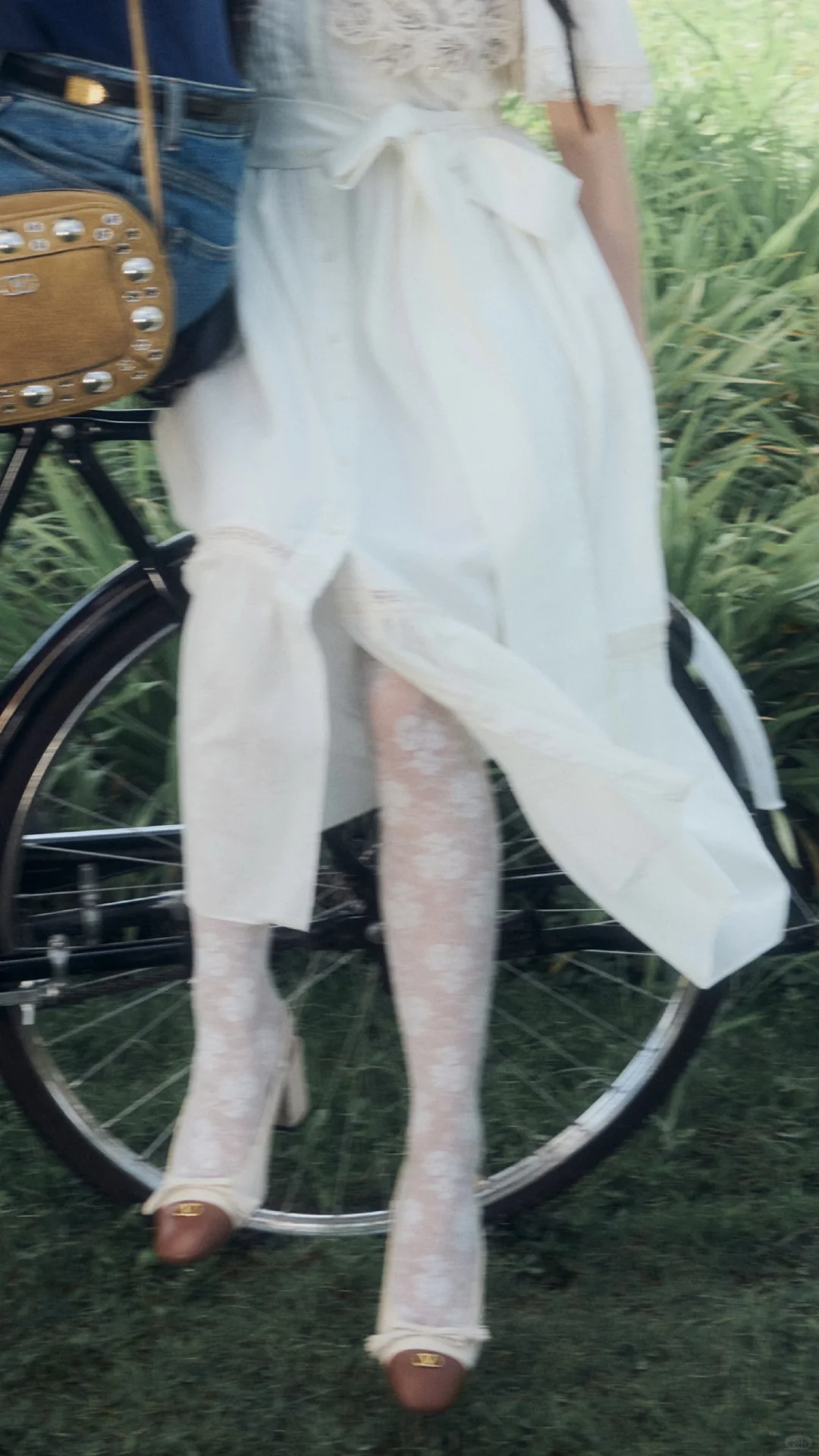 任敏白丝美腿穿搭，清纯甜美