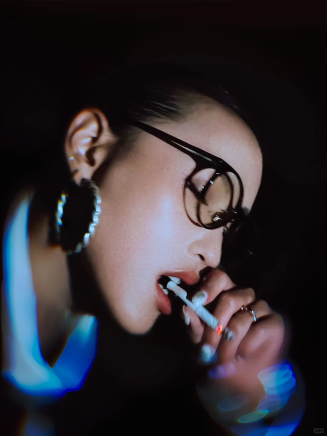 在天台拍一组“杂志封面”