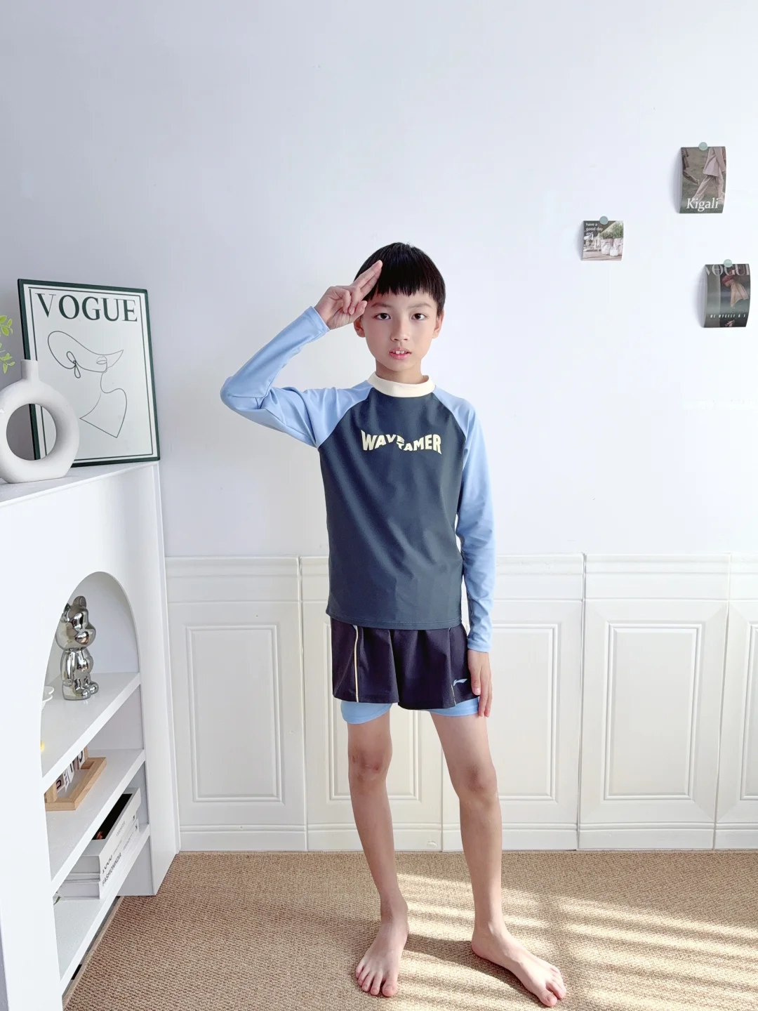 大冬天矜矜业业拍泳衣的哥哥