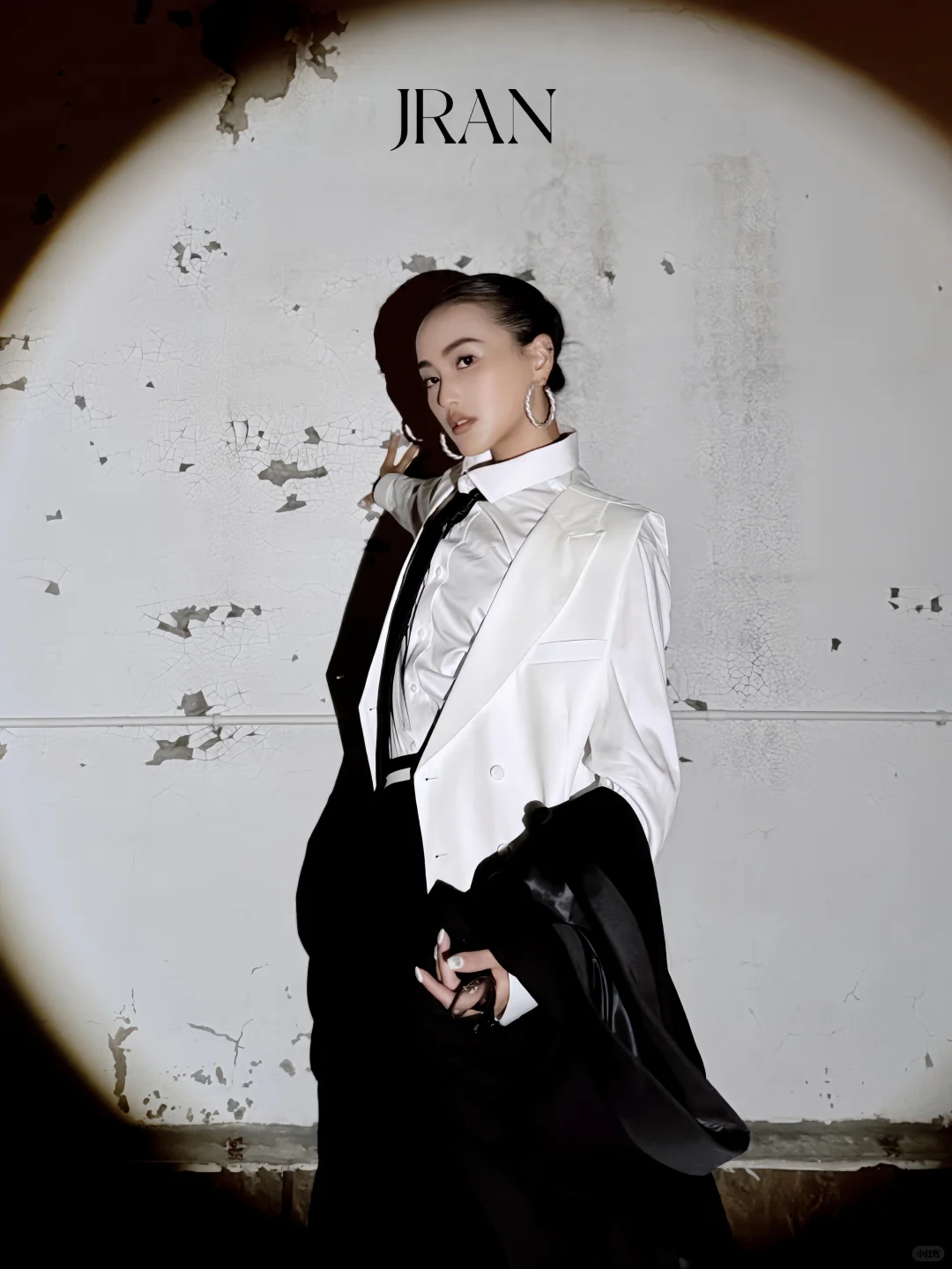 在天台拍一组“杂志封面”